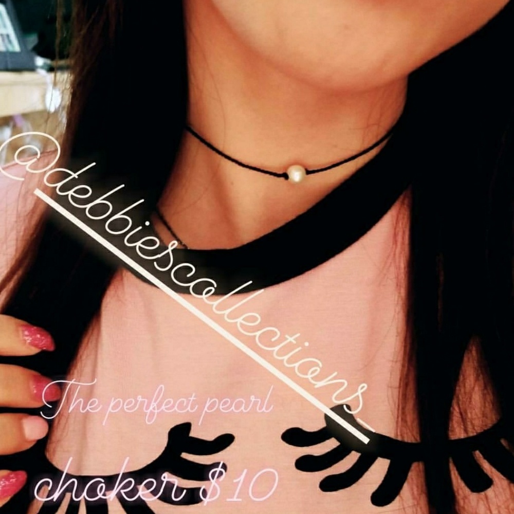 Simple pearl choker